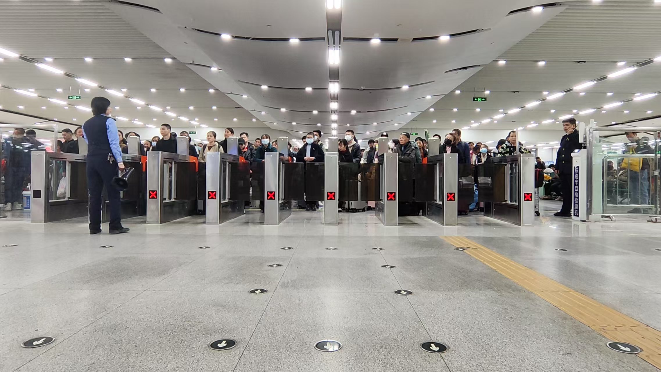 深圳铁路今年首趟临时旅客列车今日发车