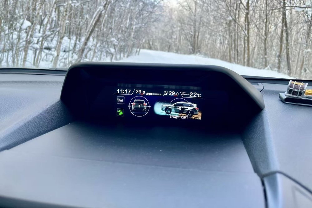 汽车在路上行驶描述已自动生成