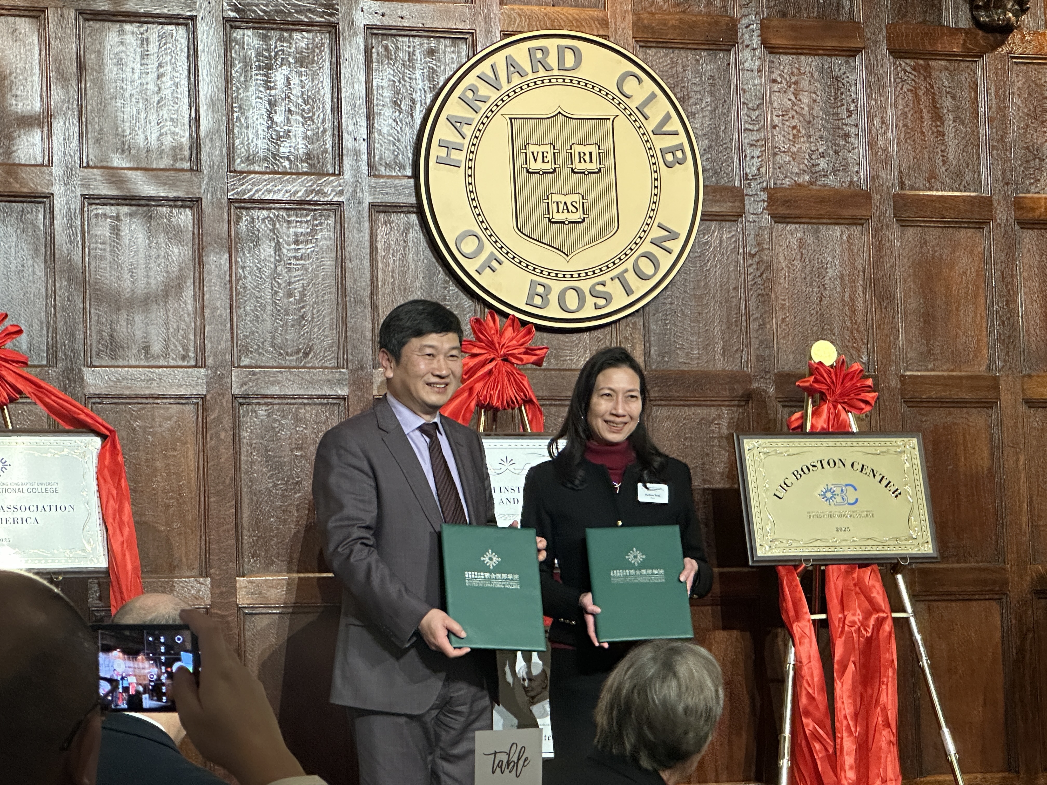 北师港浸大（UIC）与美国东北大学交换合作备忘录