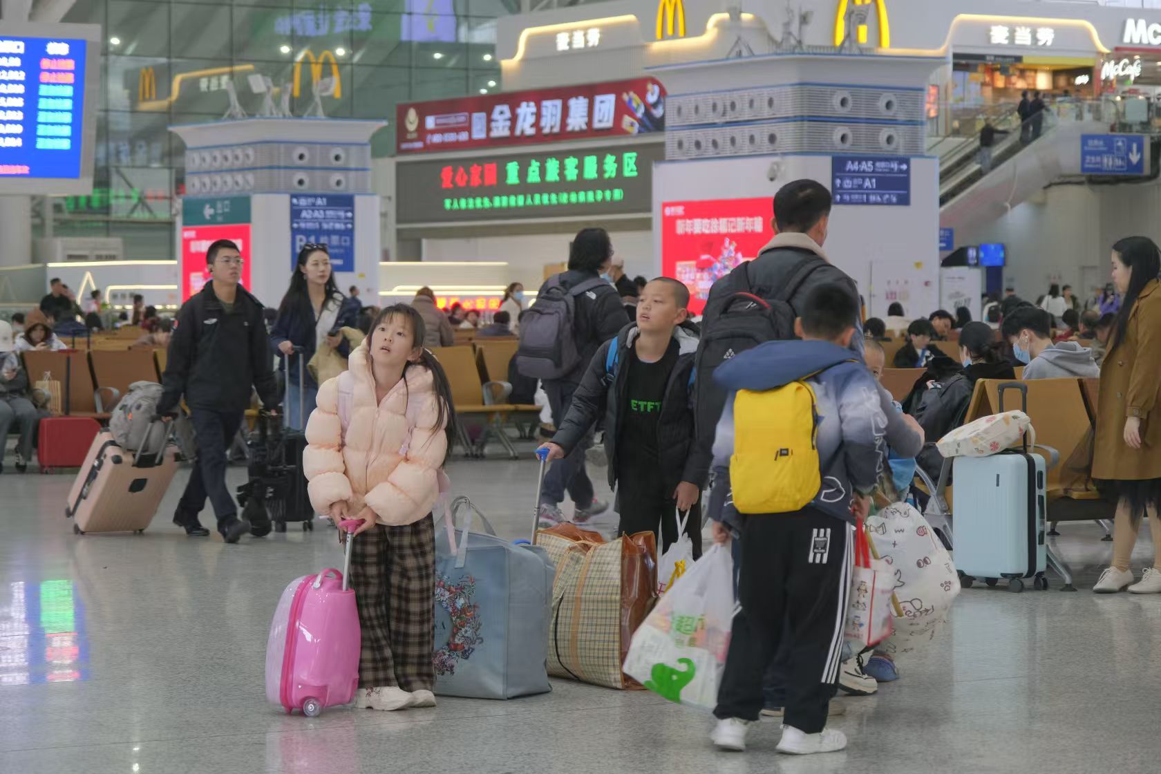 深圳铁路春运首日启幕，旅客踏上温馨返乡路