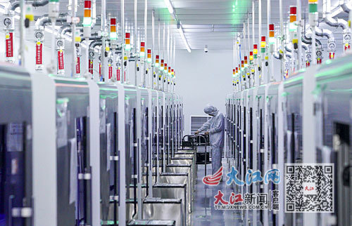 在南昌高新区江西兆驰半导体有限公司LED外延芯片生产线上，工人身着防尘服操控设备。江西日报全媒体记者 史港泽摄