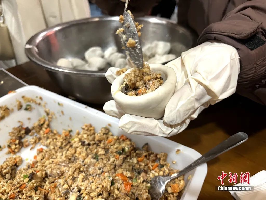 正在制作修水哨子。袁汝晶 摄