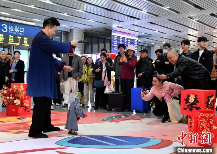 春运首日：旅客在福建泉州站感受“非遗中国年”