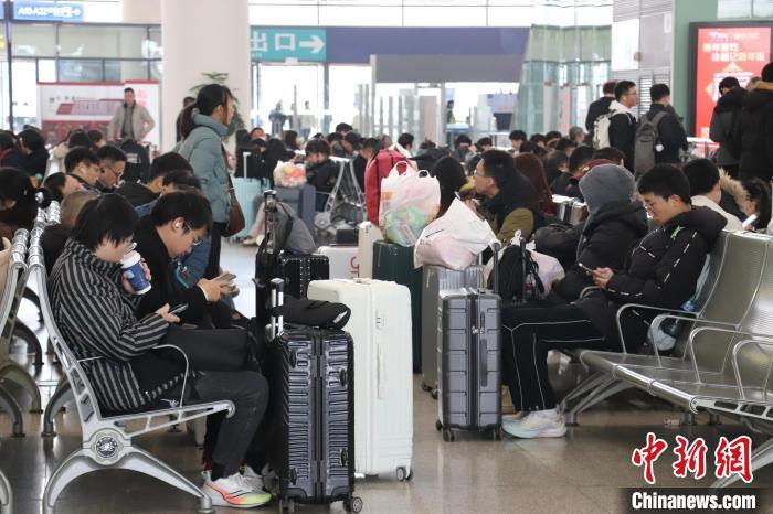 图为正在候车的乘客。熊锦阳 摄