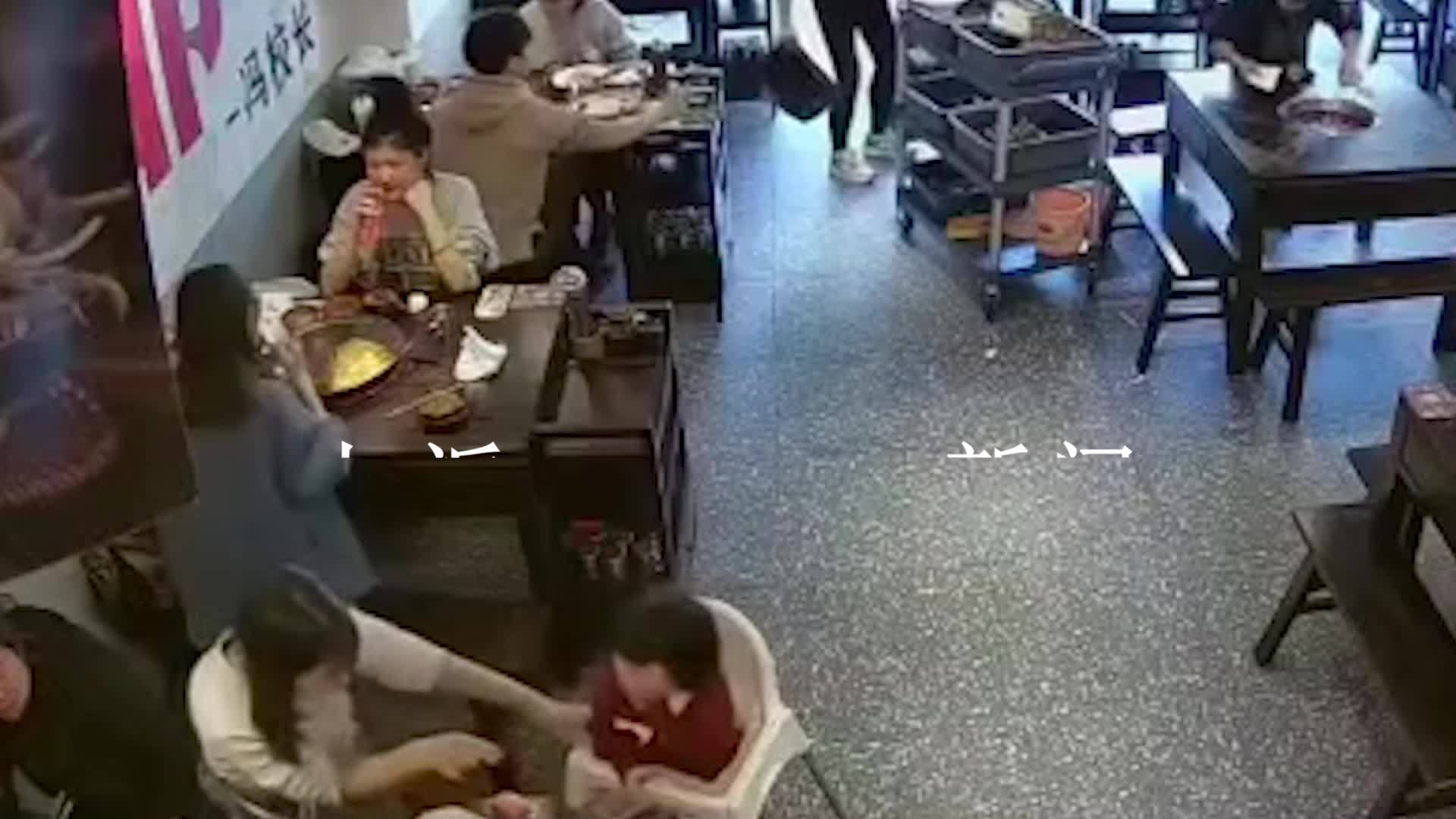 火锅店内一幼儿被食物卡气道，被邻桌医生用海姆立克法5秒救回