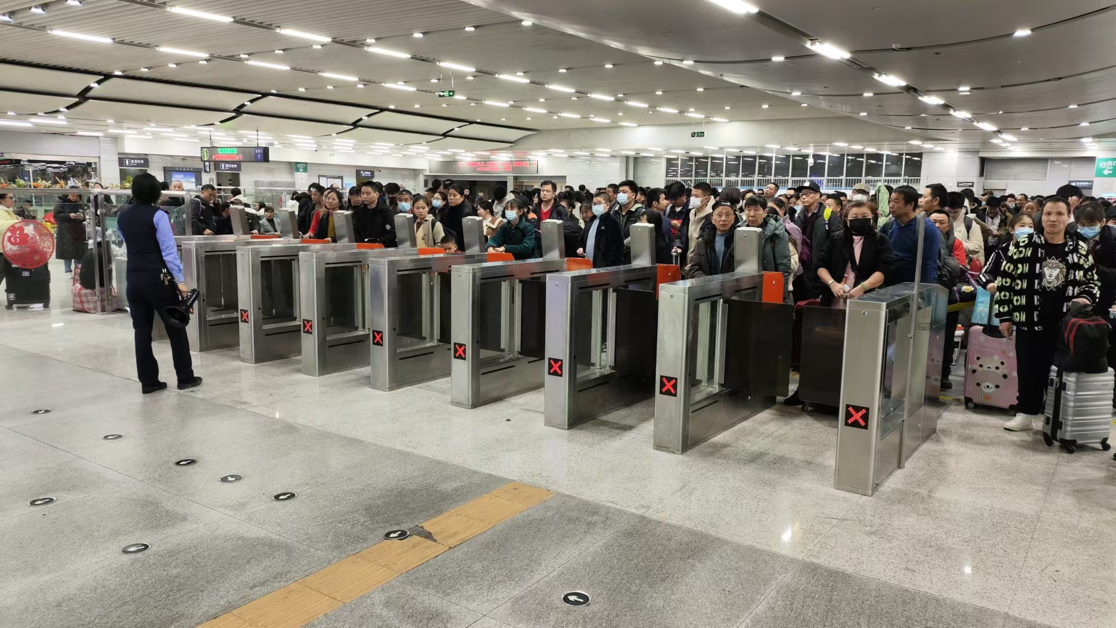 深圳铁路今年首趟临时旅客列车今日发车