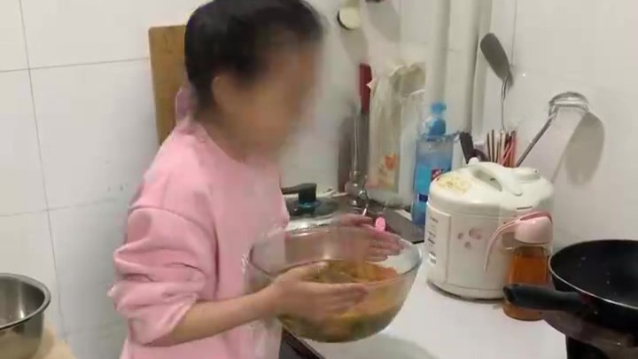 女孩得知家里负债退新衣？当地：为卖大米炒作引流，曾劝其删视频