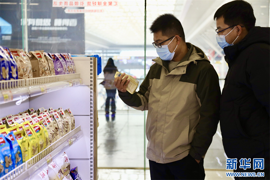 1月14日，在郑州东站中欧班列进口商品超市内，旅客们在选购商品。