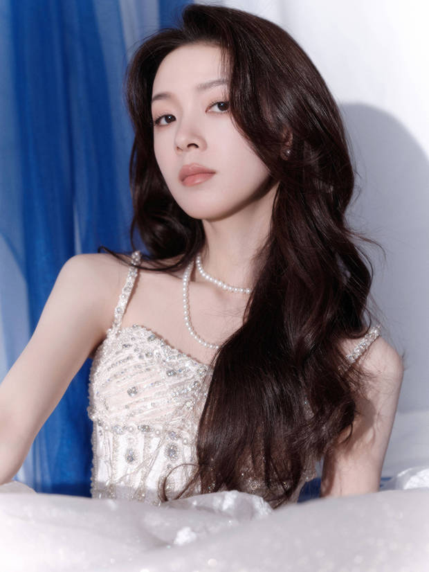 陈瑶妆容干净。