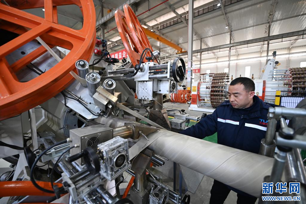 1月7日，在宝鸡天联汇通复合材料有限公司生产车间，工人巡查钢纤增强生产过程。