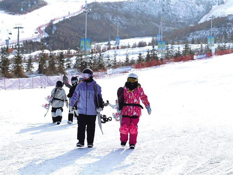 越来越多的人喜欢上了滑雪运动
