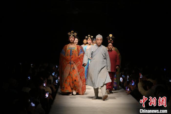 2025年1月9日晚,在甘肃敦煌大型室内情景体验剧《又见敦煌》剧场内,游人在行走中观看演出。中新社记者 李亚龙 摄