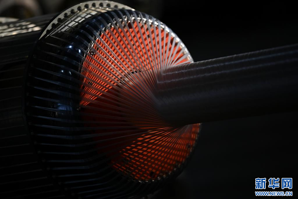 1月7日，在宝鸡天联汇通复合材料有限公司生产车间，柔性复合高压输送连续管设备通过缠绕工艺加工管道产品。