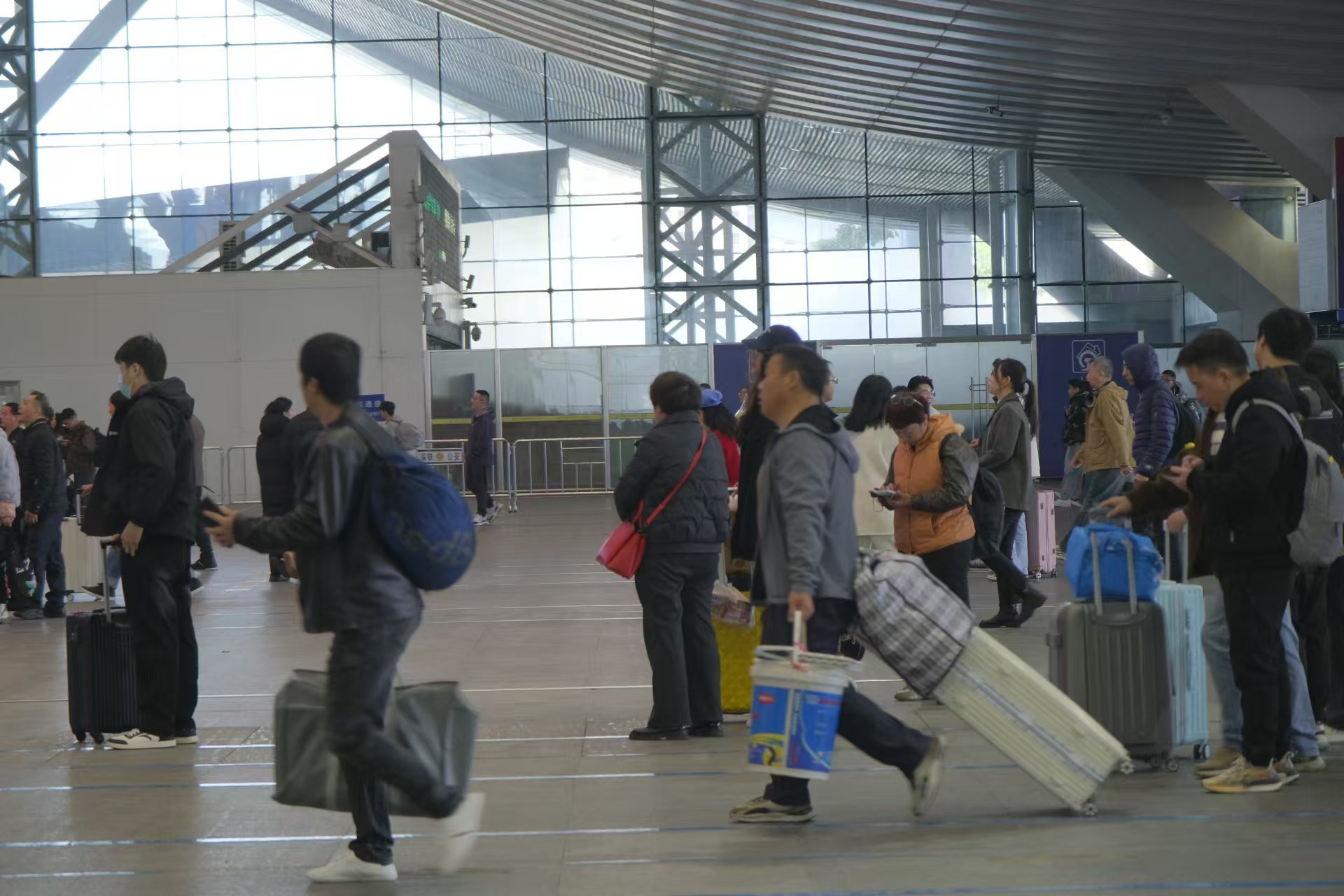 深圳铁路春运首日启幕，旅客踏上温馨返乡路