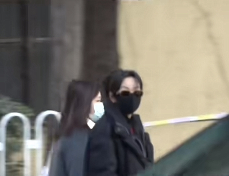 闫妮现身央视春晚第二次联排，戴黑色墨镜十分低调。