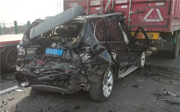 良马被追尾撞进货车底 车主称座椅秒放倒我方仅轻伤