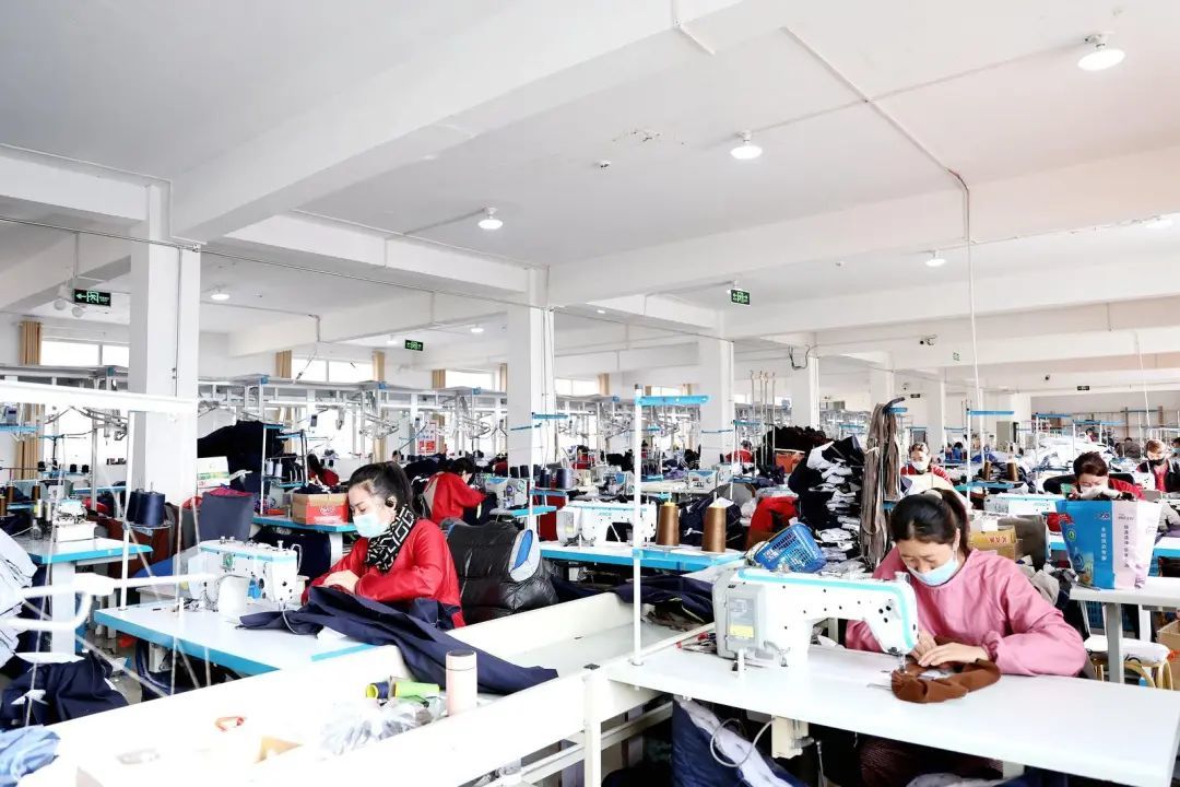 连日来，在位于张掖市山丹县城区的甘肃海兰达服饰有限公司乡村就业工厂车间内，工人们正忙碌着打板、剪裁、缝纫、熨烫和包装订单服饰，一件件工作服打包后由货运专车送往目的地。