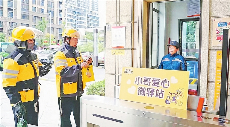 中海寰宇天下小区门口，骑手可扫码一键登录。江西日报全媒体记者 侯艺松摄