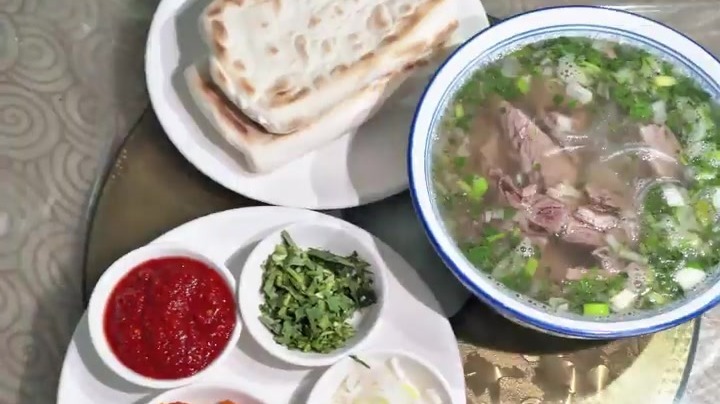 不吃羊肉泡枉把平凉到　这一碗真把人香yong了