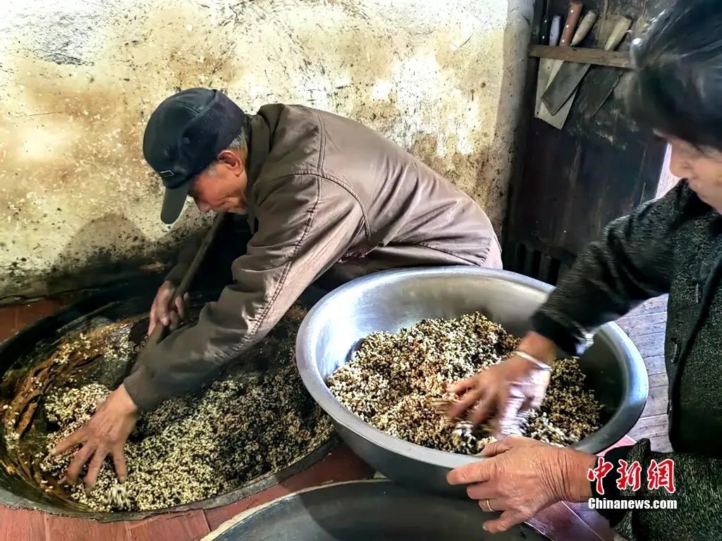 村民在家中制作冻米糖。鄱阳县融媒体中心 供图