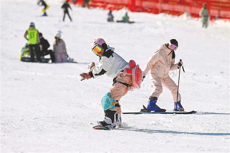 靖安县国际滑雪场游客体验“速度与激情”（图）