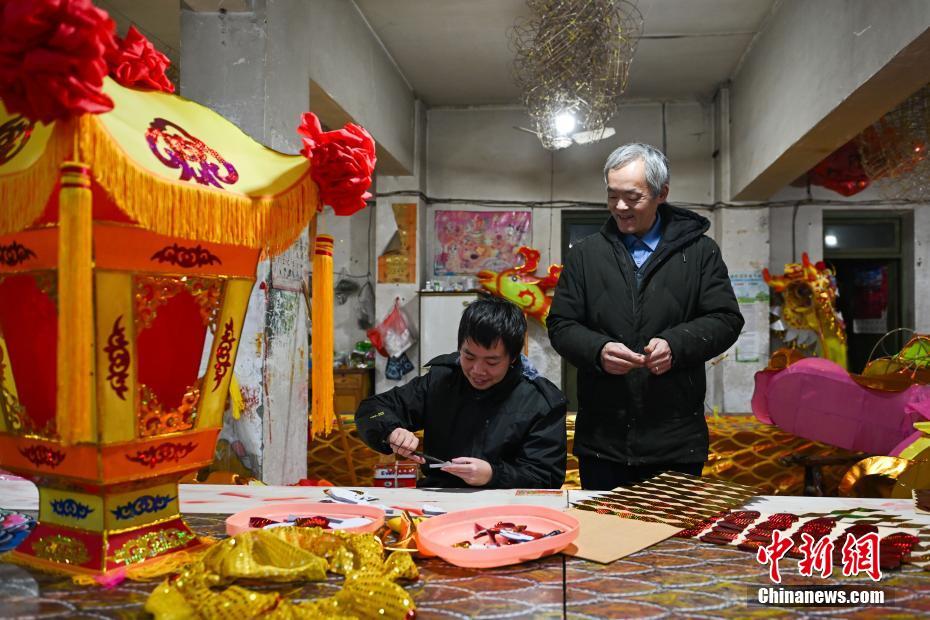 （新春见闻）【图片故事】春节将至 “中国龙灯龙舞文化之乡”龙灯彩扎忙