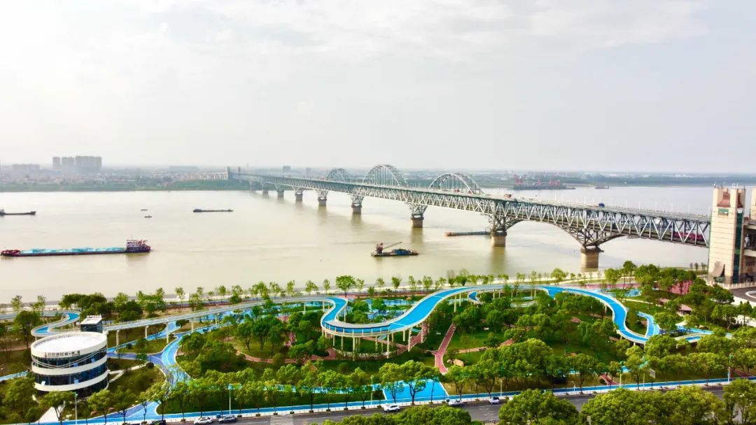 高空俯瞰,长江航道上船来船往的繁忙和景观带共同呈现出浩荡东去的壮阔景象。吴迪 摄