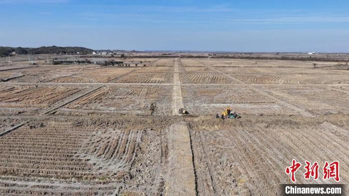图为江西省南昌市新建区铁河乡高标准农田建设现场。　贺登毅 摄