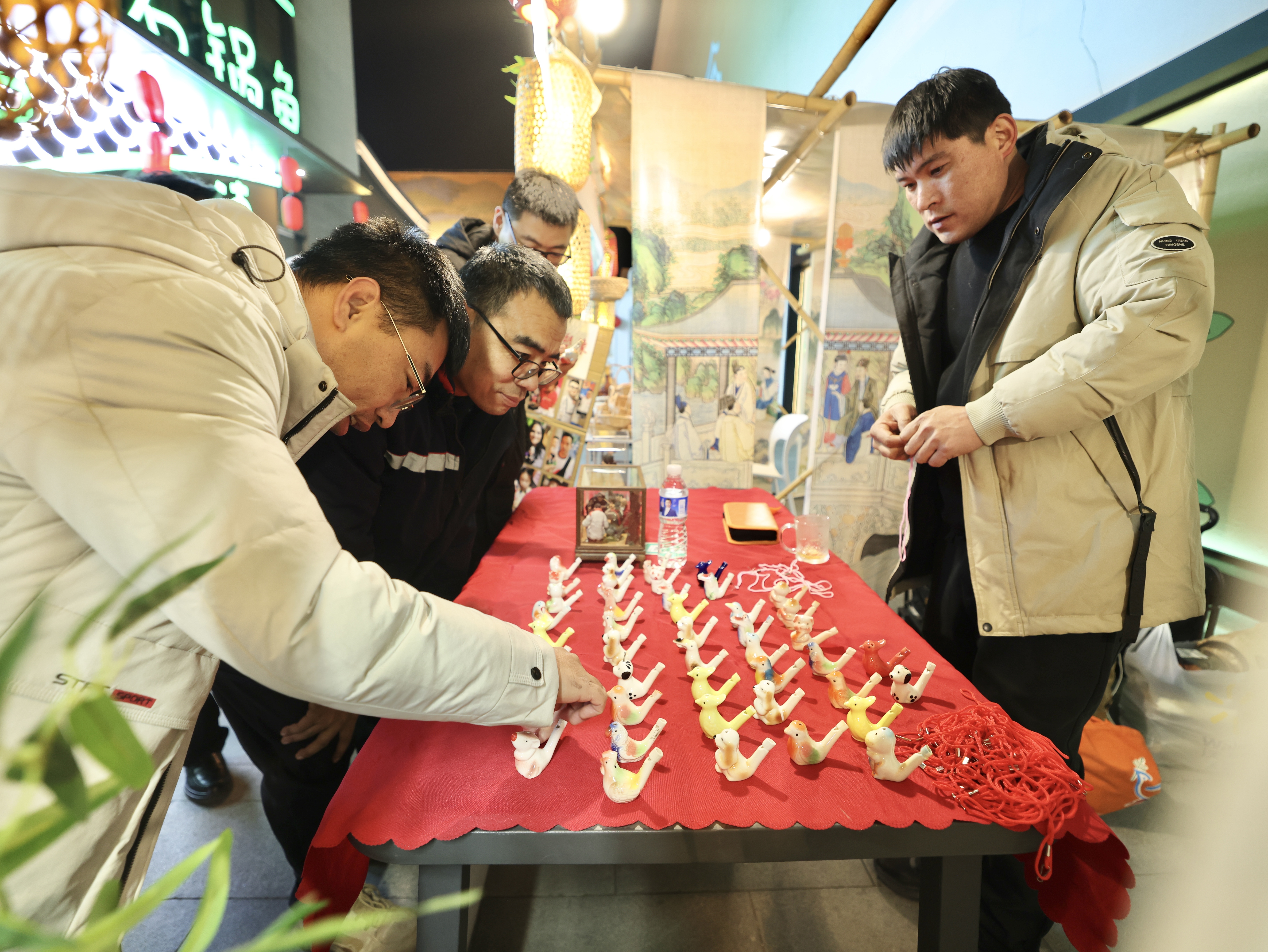 新年非遗市集也吸引了众多市民和游客的目光。