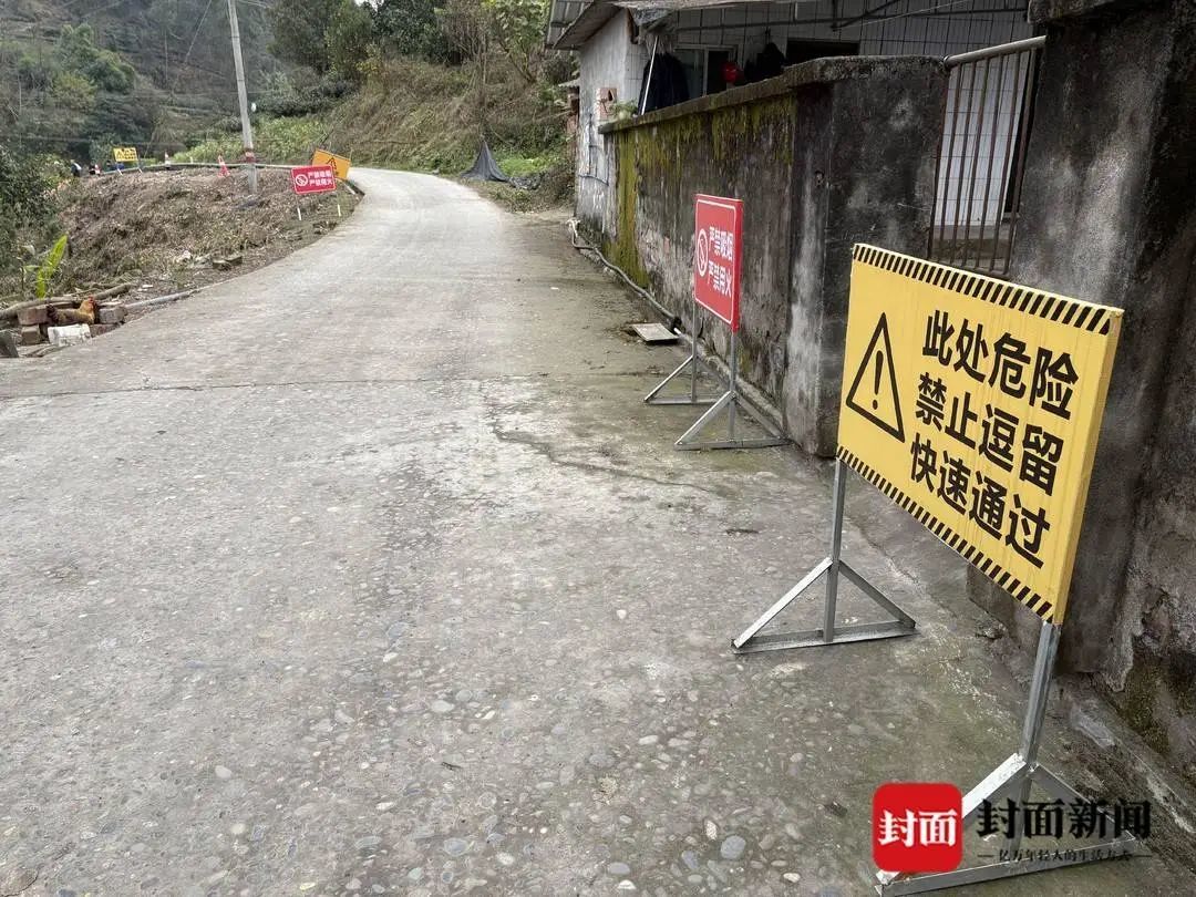 道路上有多个显眼的提示牌。杜卓滨 摄