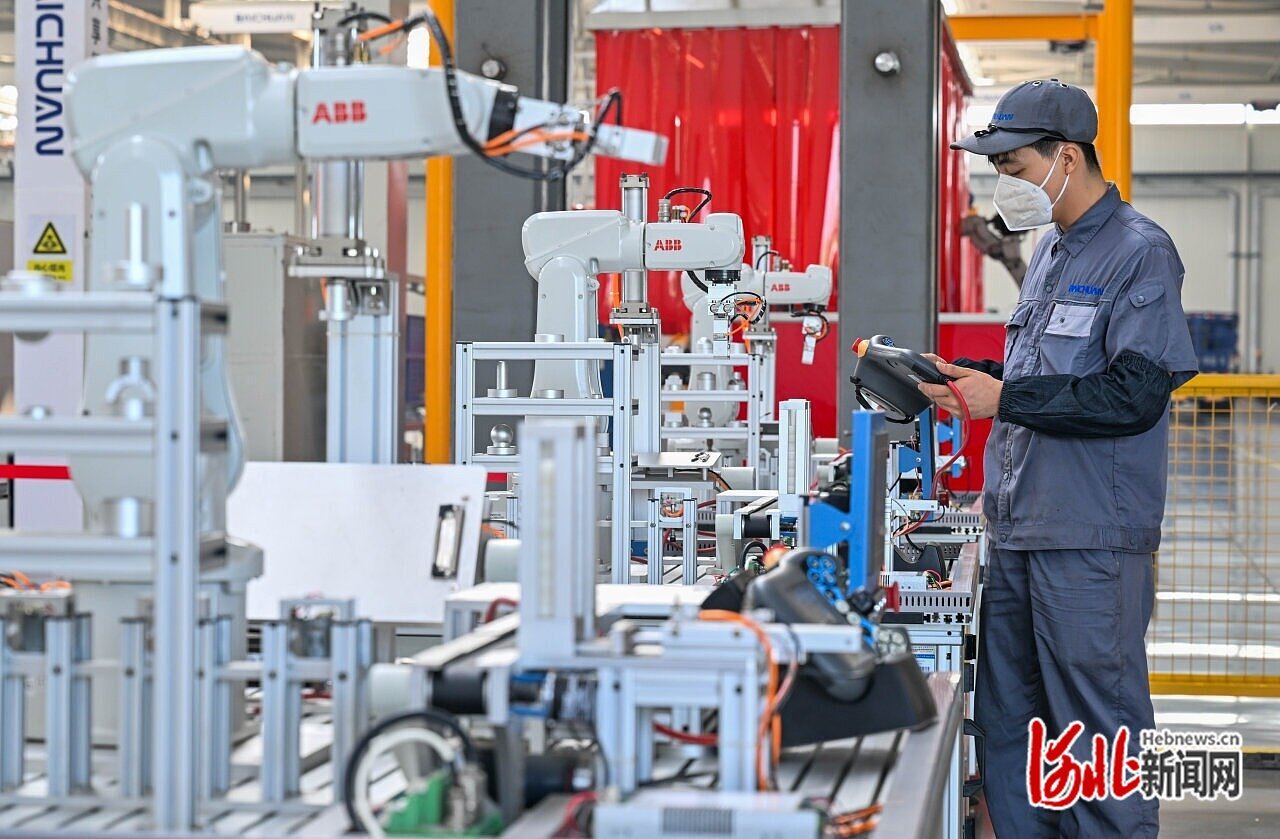 2024年7月19日,在唐山百川机器人共享制造工厂,工作人员正在调试机器设备。(资料片) 河北日报记者 赵杰摄.jpg