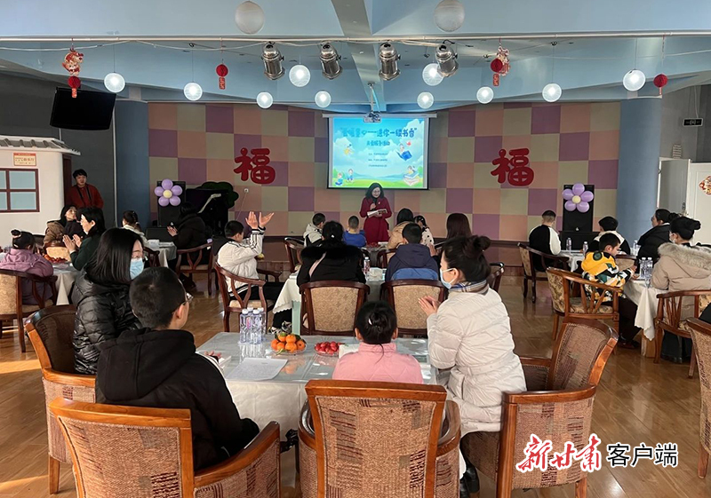 平凉市妇联组织妇联执委和市直单位部分爱心妈妈在市儿童福利院开展“爱暖童心——送你一缕书香”亲子共读活动