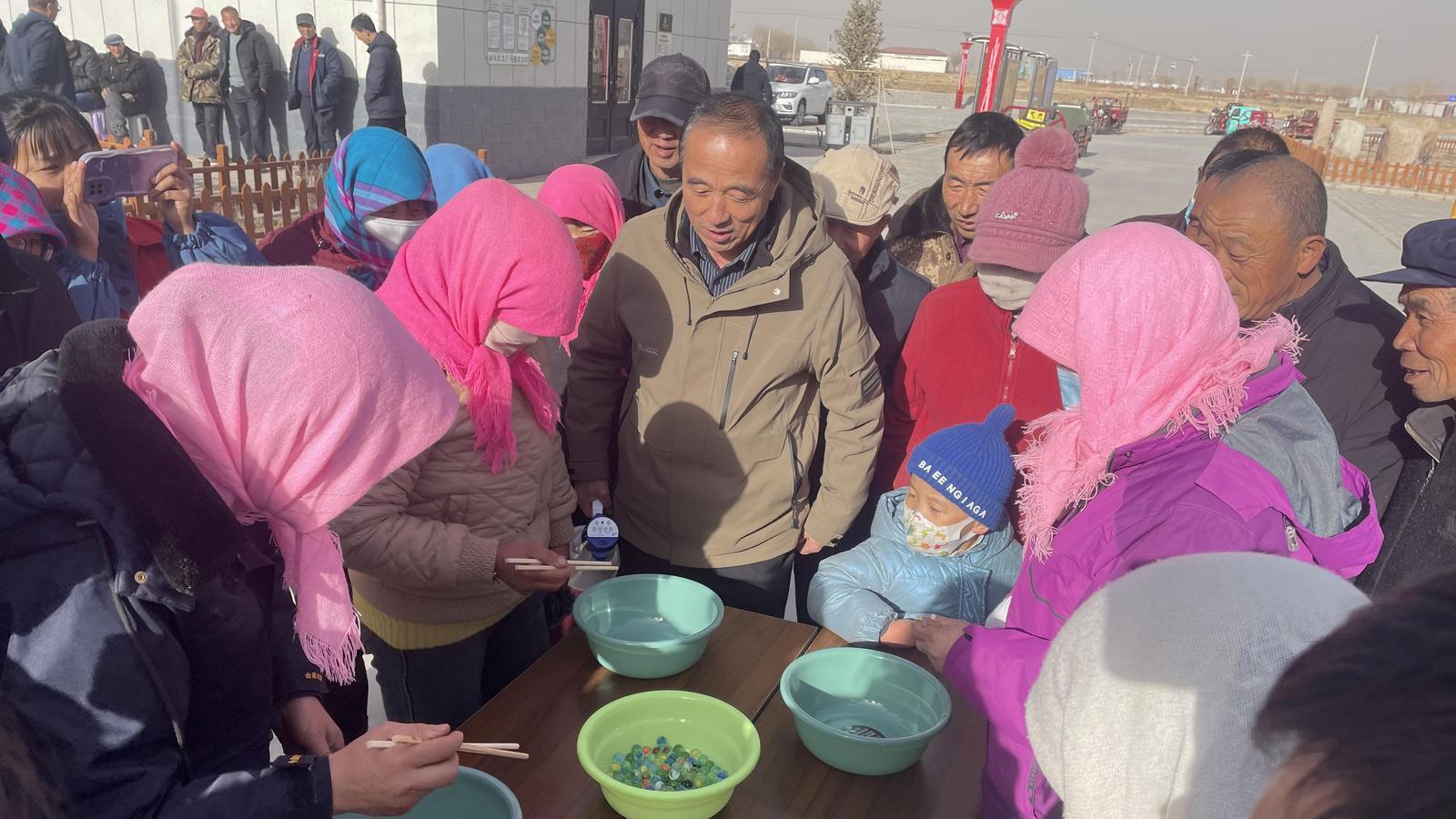 夹弹珠踩气球拔河……永昌乡村趣味运动会主打接地气