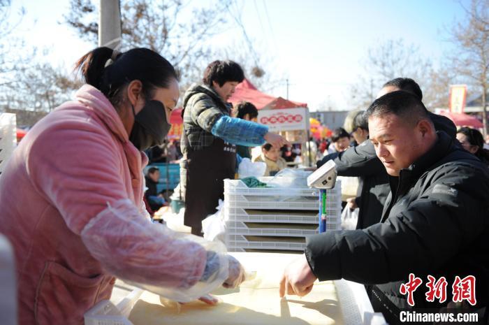 图为市民在购买洧川豆腐,置办年货。闫吉庆 摄
