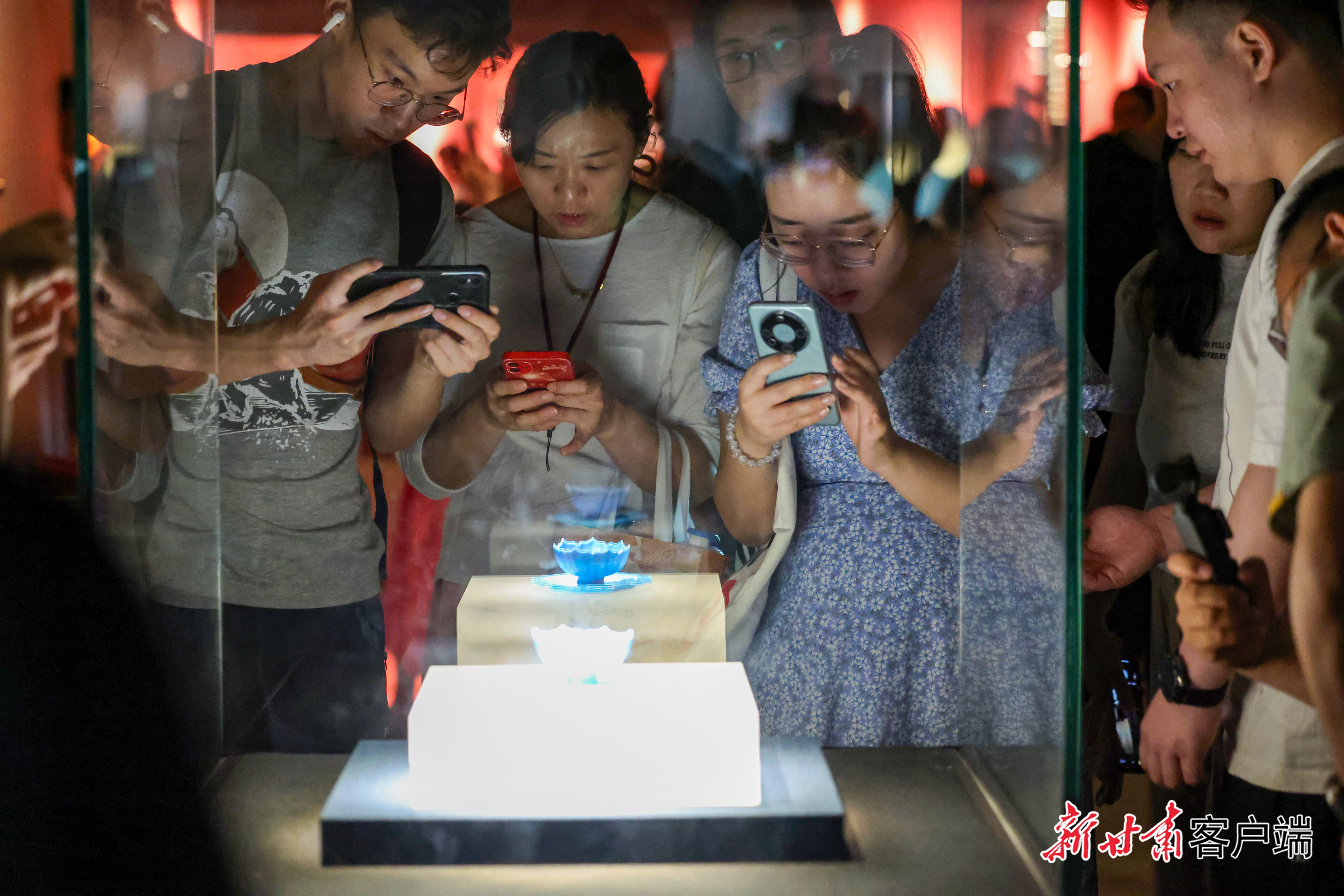 2024年8月6日,游客在甘肃省博物馆参观莲花形玻璃托盏。新甘肃·甘肃日报记者 冯乐凯