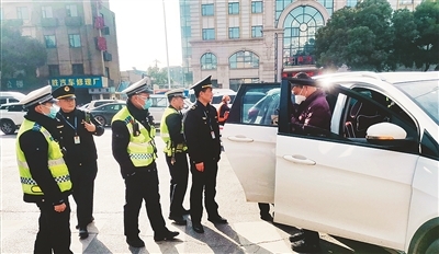 执法人员检查车辆