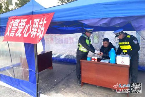交警在为旅客提供服务