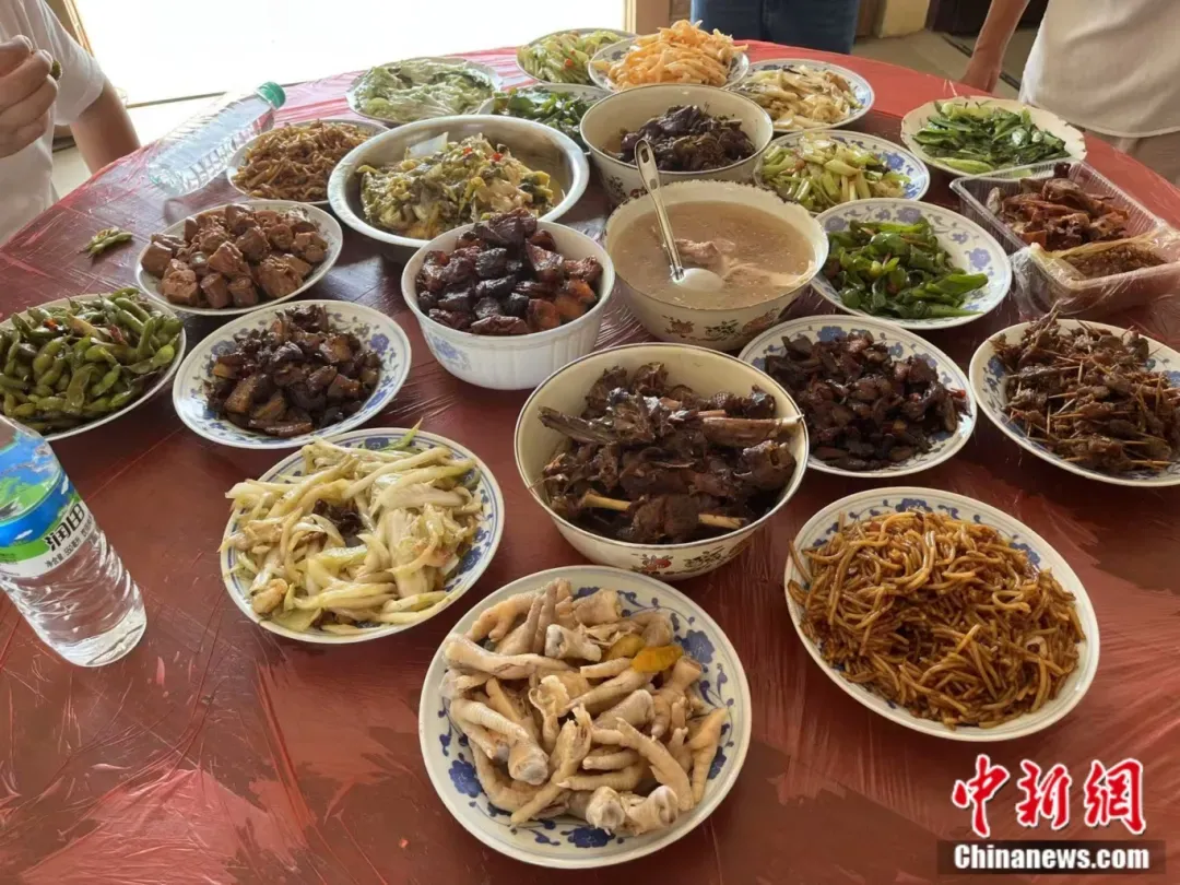 九江人春节餐桌菜品。袁汝晶 摄