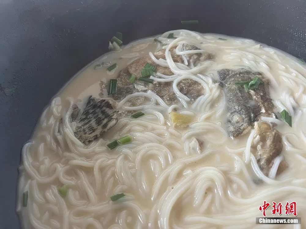 鳜鱼煮粉。袁汝晶 摄