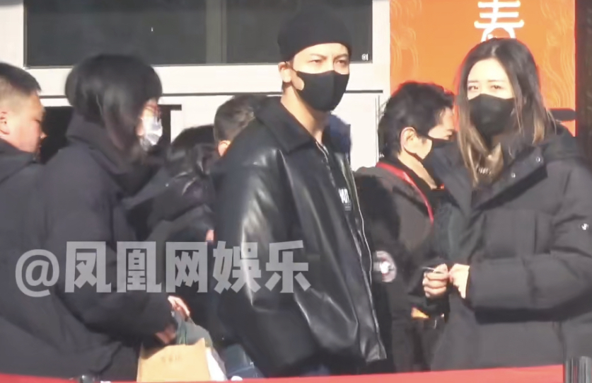 陈伟霆现身央视春晚首次联排，一身黑色皮衣好帅。