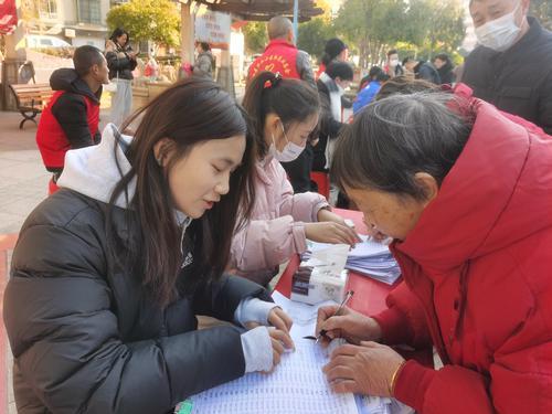 工作人员核对业主身份，有序发放红包