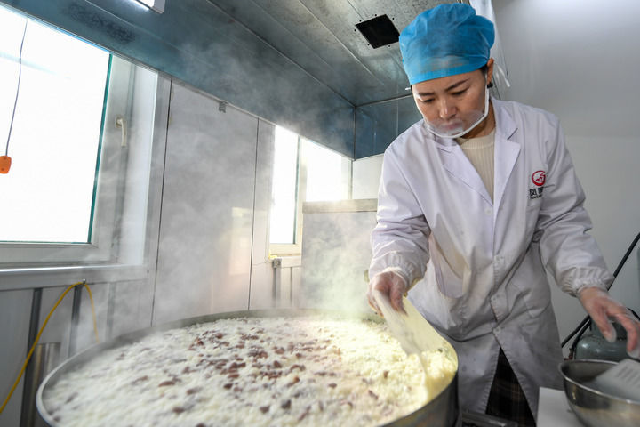 1月6日，工人在位于吉林省公主岭市范家屯镇凤响村的粘豆包厂车间制作年糕。