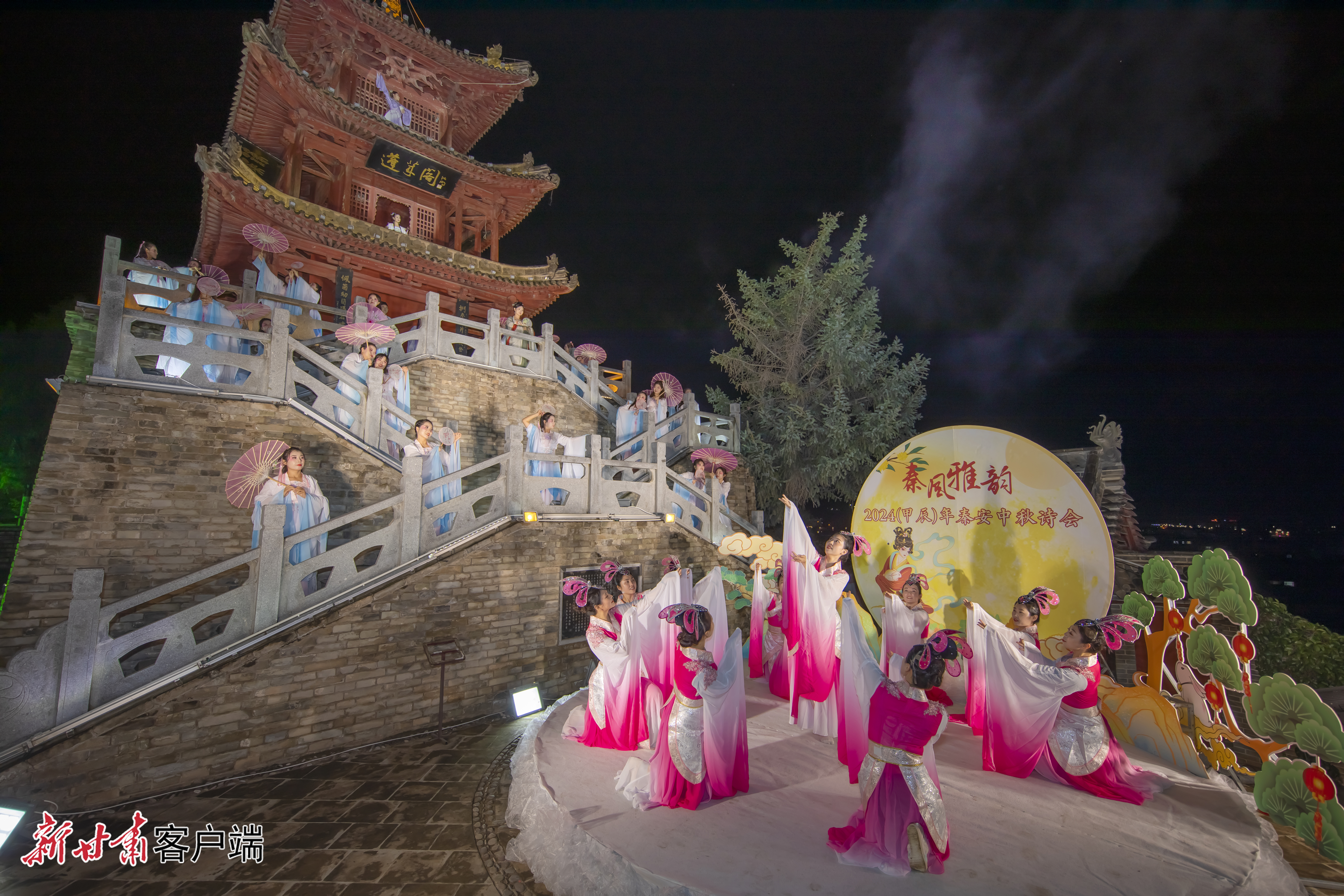 2024年9月14日晚,“诗意甘肃·丝路长风三千里——秦风雅韵”2024(甲辰)年秦安中秋诗会,为广大市民献上了一场诗乐文化的盛宴。新甘肃·甘肃日报通讯员 董国庆