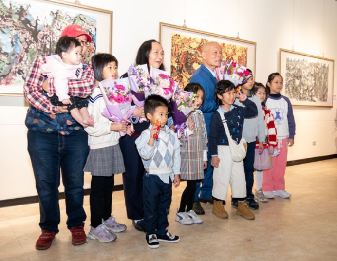 开幕式上简玄明和蔡玉云由其家人献花祝贺画展圆满成功。