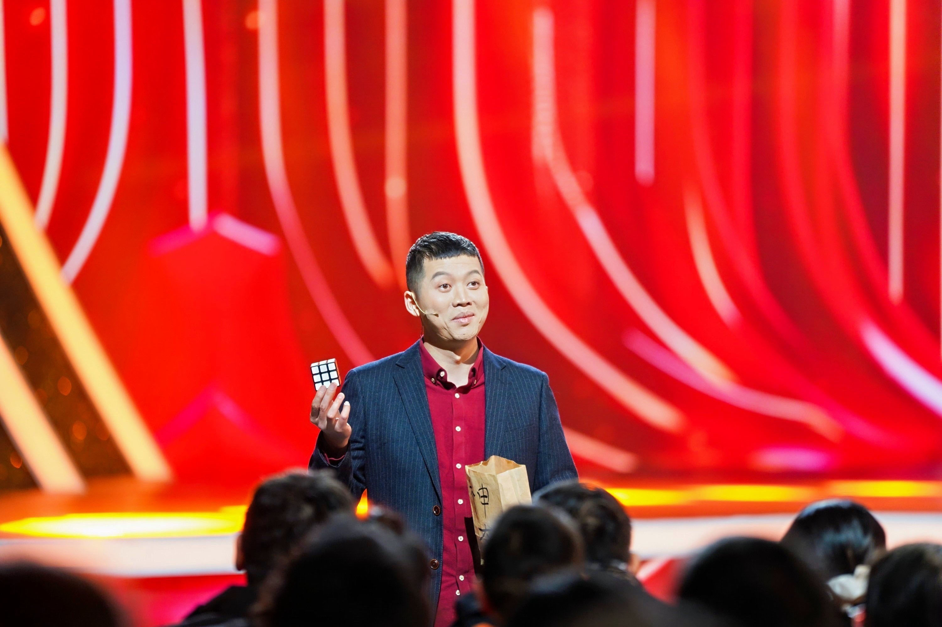 是推陈出新、无与伦比的。今年的晚会新增了魔术和杂技表演，让观众们大饱口福，《什么是惊喜？》在魔术师高超的技艺下，惊喜一个接着一个出现，引得现场惊叹连连；古老元素与现代结合，来自西安战士战旗杂技团的演员们，化身一个个生动的文字，在“竹简”上翻腾跳跃，演绎着“风、林、火、山”四种战术模式。