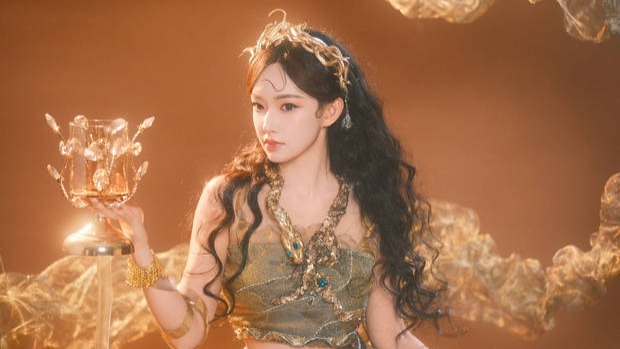 程潇金色蛇女妆造 圣洁灵动封面图