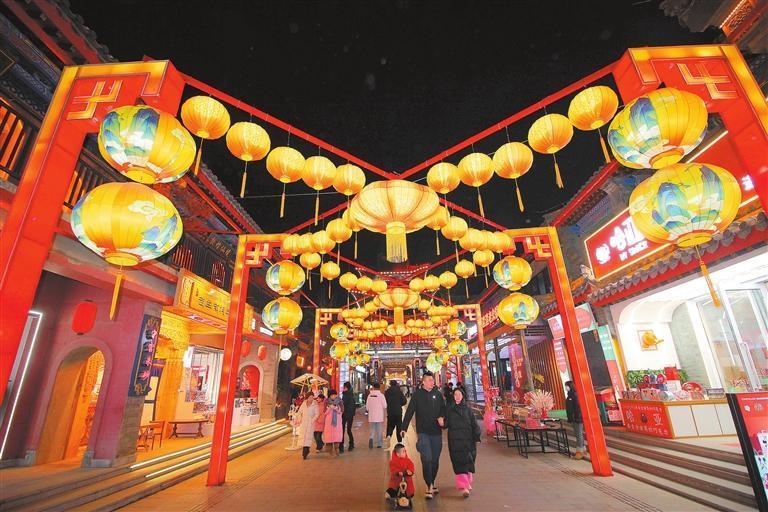 临近春节，七里河区兰州老街五彩缤纷的花灯，吸引了许多游客前来逛街赏灯。新甘肃&middot;甘肃日报通讯员　许岗