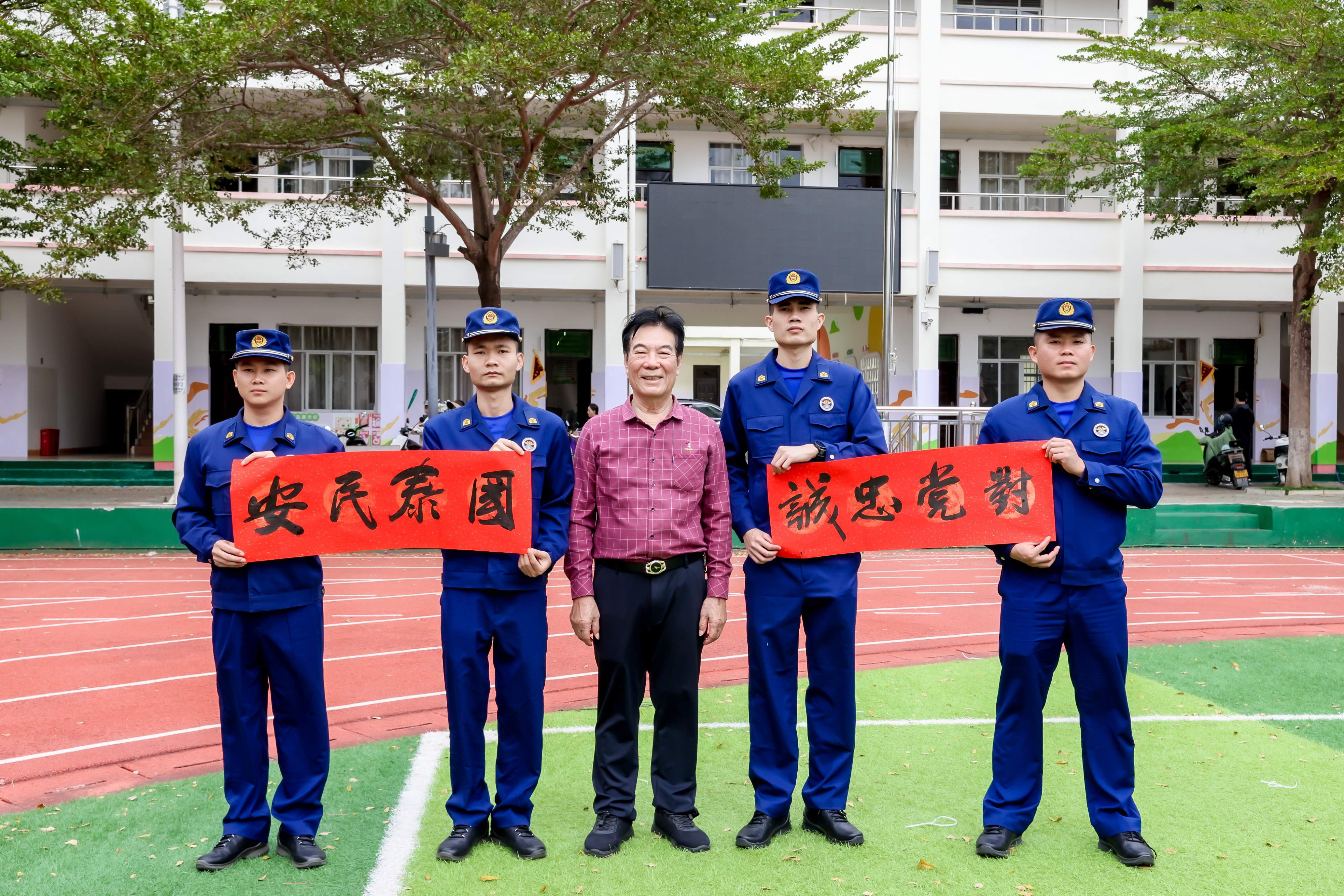 三亚吉阳“文化进万家”走进落笔村送吉祥年味