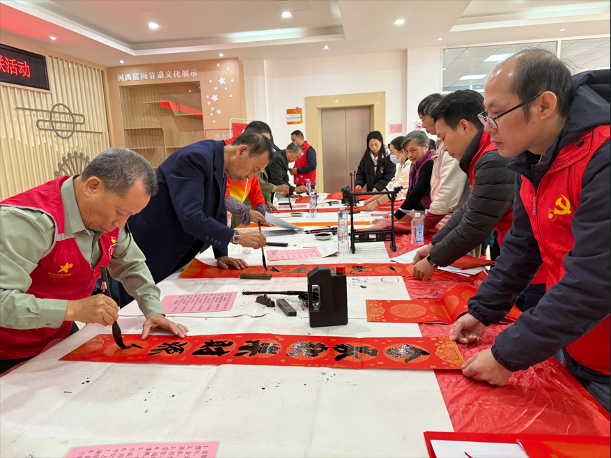 书法老师为辖区居民书写春联