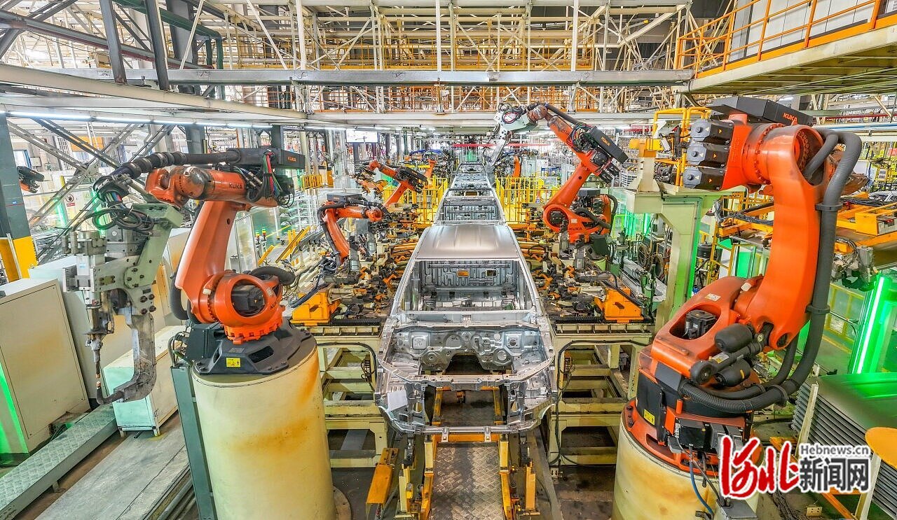 1月11日拍摄的河北长安汽车有限公司新能源汽车生产线。 河北日报记者 赵杰摄.jpg